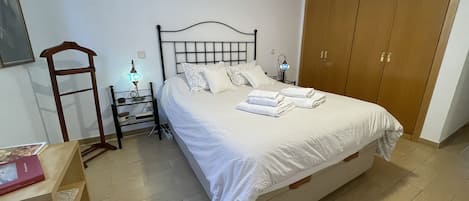 dormitorio principal suite con baño propio y cierre por el interior