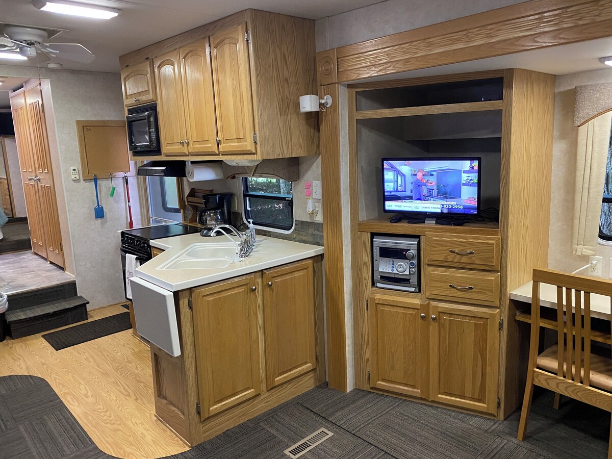 Betsie – Excellent 35Ft RV Camper in the Woods Fire Pit & Hot Tub Access