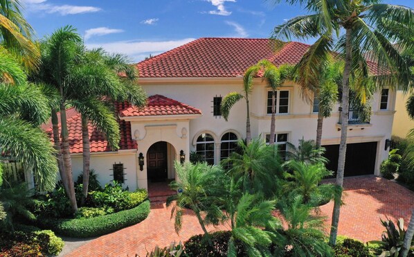 Beautiful 4 Bed / 4 Bath on Intracoastal