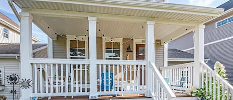 Back patio with sitting area (bird watching!)