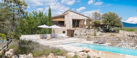 Vue de la villa et sa piscine à débordement.