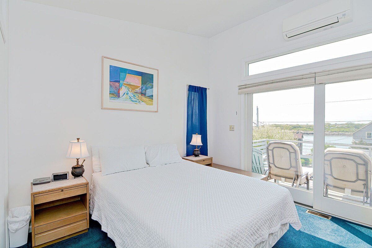 Salt Island Views: Walking distance to Good Harbor & Long Beach.