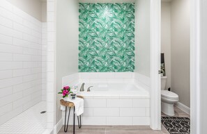Main Bathtub/Shower - Let your worries soak away while relaxing in the large Bathtub and spacious walk-in shower.