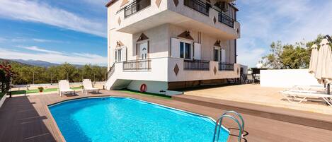 Villa Kounoupas, indulge yourself under the Cretan sun.