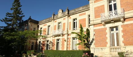 Parc et terrasse à l'arrière du château