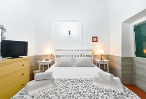 Quarto com cama XL , janela com vista sobre a paisagem .