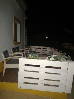 Espaço exterior para contemplar o céu estrelado, único no Alentejo. 