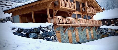 Chalet vue extérieur (sous la neige)