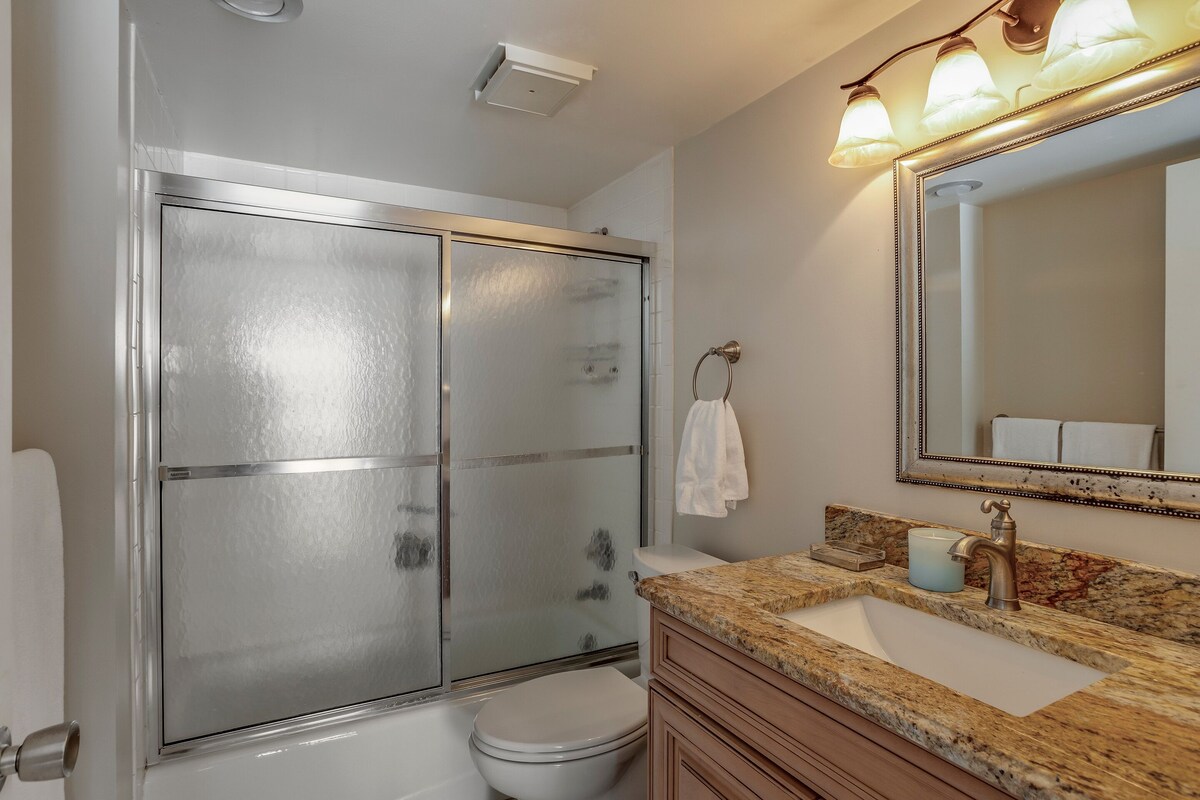 Sunny condo on Venetian Bay – 2 minutes to Venetian Village & Gulf beach!