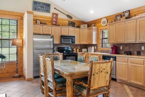 Full Kitchen and a Dining Table for 6