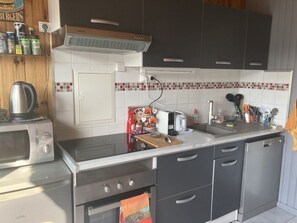 CUISINE ENTIEREMENT EQUIPEE ELECTROMENAGER / VAISSELLE 