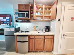 Fully equipped kitchenette 