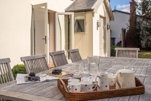 Alexander House, Thorpeness: Outdoor space with table and chairs