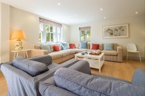 Alexander House, Thorpeness: Sitting area with comfortable seating