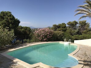 Piscine privative avec terrasse