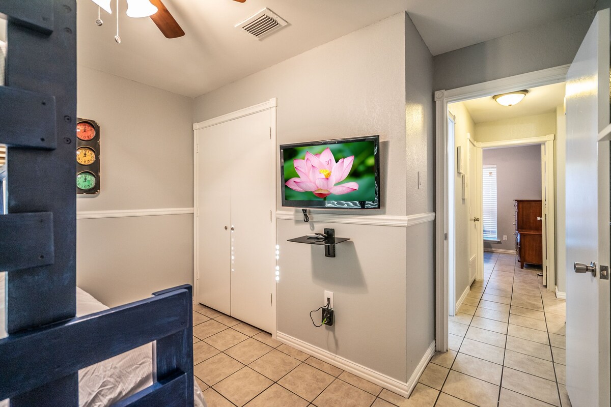 A Real Frisco Gem! Heart of the City+Hot Tub+Game Room