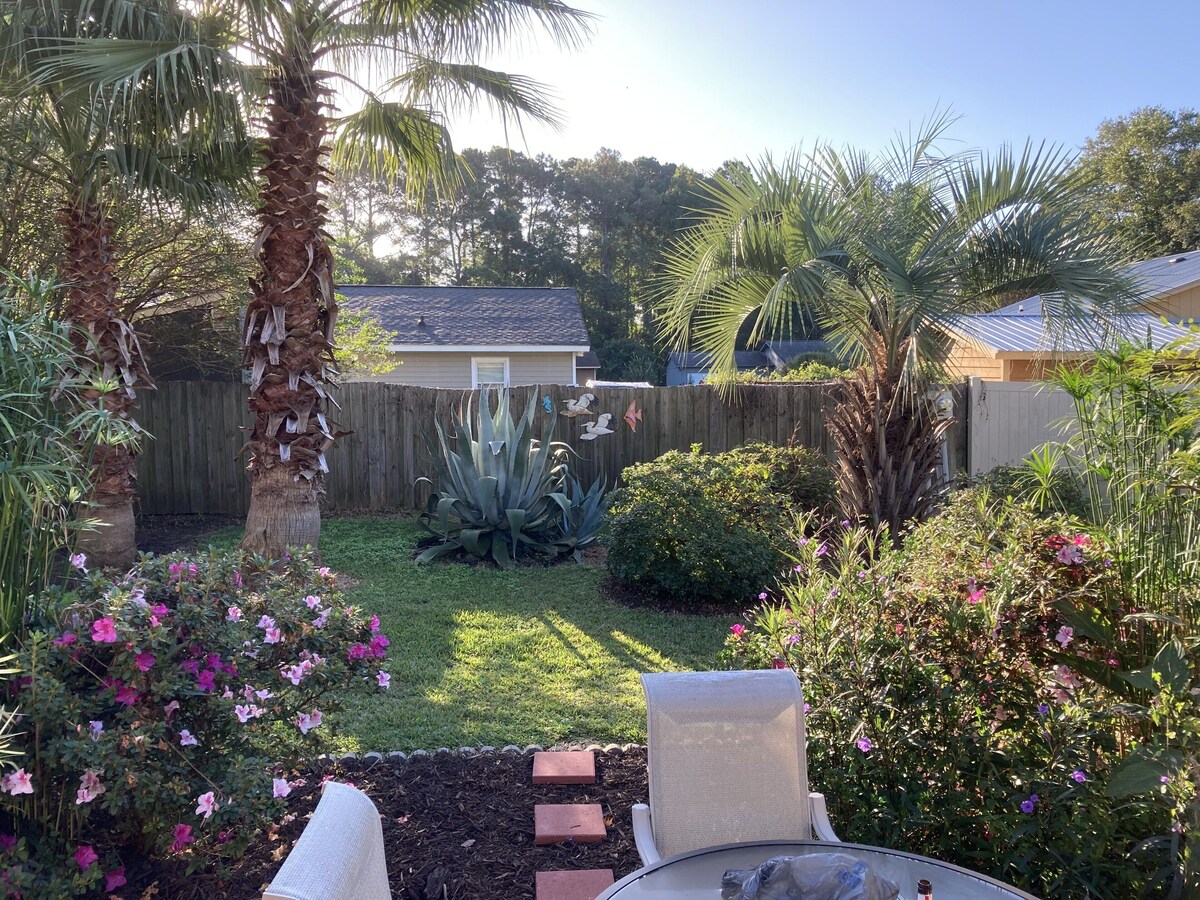 Just Renovated!! Landscaped Cottage / Townhome 2BR / 2BA, ONE MILE from beach