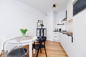 Kitchen with dining table. 