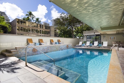 Gorgeous Waikiki Find! Cozy and Clean Unit, Pool, Just 2 blocks from the Beach