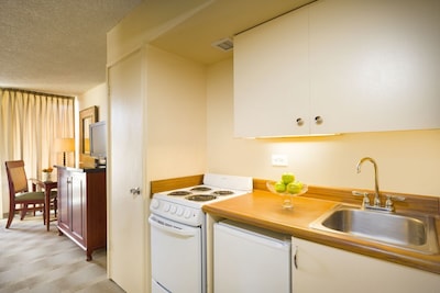 Gorgeous Waikiki Find! Cozy and Clean Unit, Pool, Just 2 blocks from the Beach