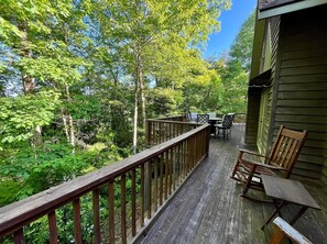 Beautiful foliage in the spring and summer.
You feel like you’re in a treehouse.