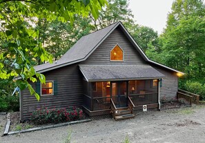 Secluded, not remote, peaceful and private cabin in the woods. 