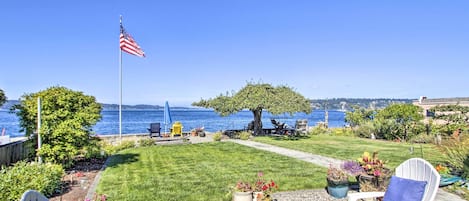 Call this waterfront retreat in University Place home for your next getaway.