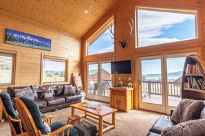 Living Room | Central A/C & Heating | Free WiFi