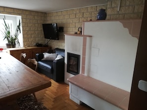 Der Kachelofen im Wohnzimmer 