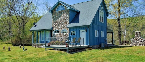 Stay at this beautiful cottage on the banks of the White River!