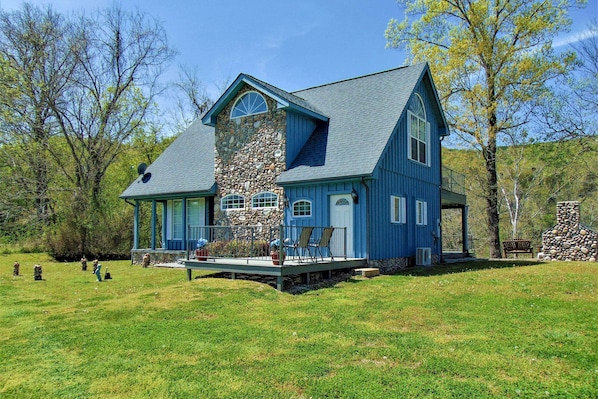 Stay at this beautiful cottage on the banks of the White River!