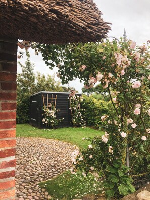 südlicher Garten mit Friesenbank