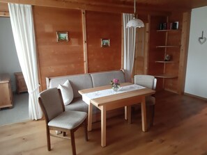 Ferienwohnung Apfelbaum 1. Etage, 42 qm, 1 sep. Schlafzimmer, Balkon-Essecke