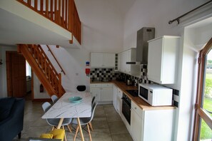 Kitchen & dining area