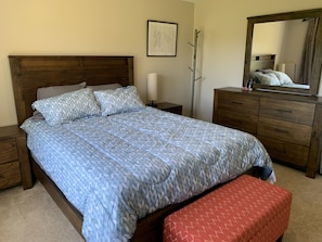 2nd Bedroom w/Queen bed
