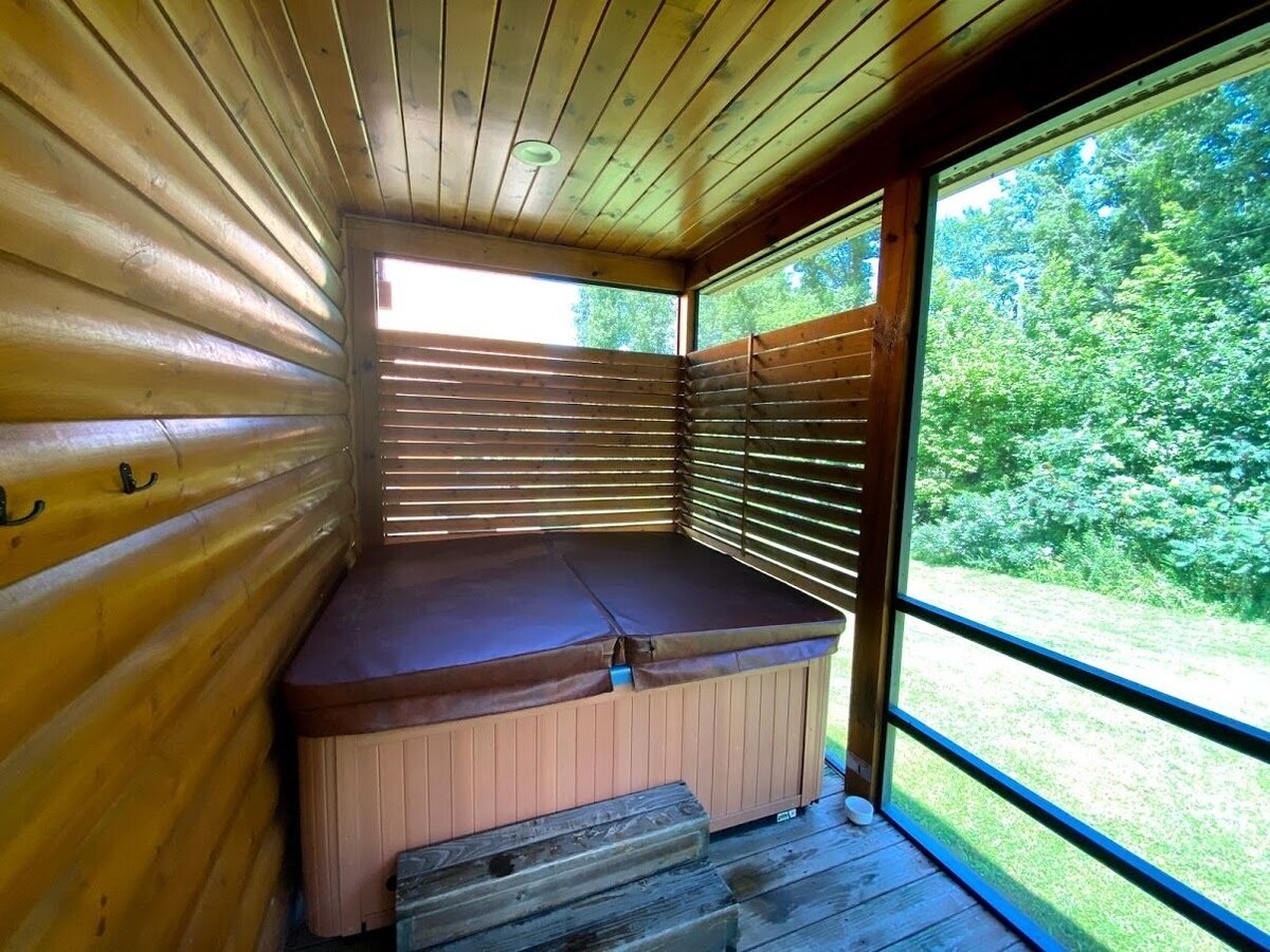 Easy Drive Resort Cabin w/ Hot Tub, Mtn View, and Resort Pool Near National Park