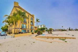 Ground floor condo with outdoor patio located right next to the Mission Beach Boardwalk. Scenic views of beach and bay.
"Everything was spectacular. The condo has more than enough room and the location is fantastic." - David (guest)