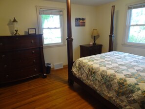 Master Bedroom with Queen Bed