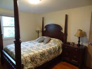 Master Bedroom with Queen Bed