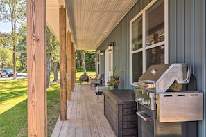 Sit out on the covered porch to simply relax or fire up the gas grill.