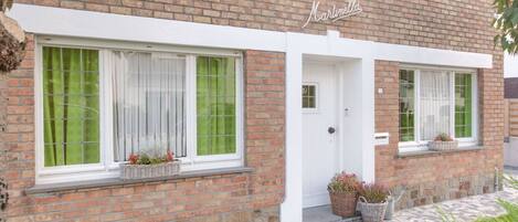 Plant, Building, Daytime, Window, Property, Green, Leaf, House, Architecture