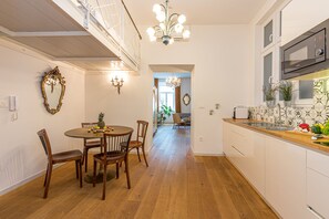 Dining table & kitchen