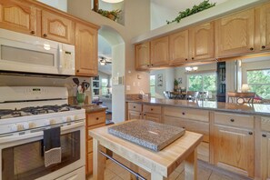 Well equipped kitchen with everything you need to cook up some din din