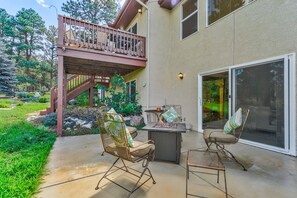 Enjoy the lower patio with fire pit or the upper deck for some BBQ'ing