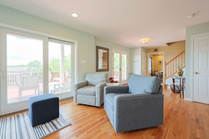 Sitting area with easy access to the front deck