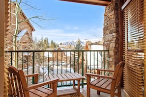 Private balcony with mtn views!