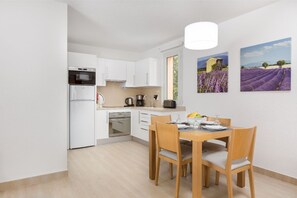 Open-concept living and dining with modern decor, creating a fluid space for relaxation and chats.