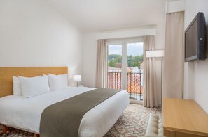 Welcoming bedroom with soft linens and a tranquil ambiance.