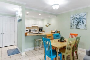 Dining area capable of accommodating up to six guests