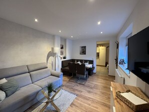 Möbel, Interior Design, Flooring, Couch, Zimmer, Fussboden, Decke, Holz, Wohnzimmer, Tabelle